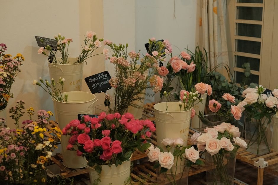 Why Seasonal Flowers Surprised Me Once I Actually Looked